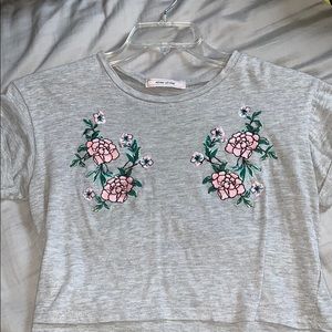⭐️CROP TOP W/ FLORAL EMBROIDERY